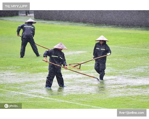 不莱梅对阵门兴比赛在大雨中进行，场地出现积水